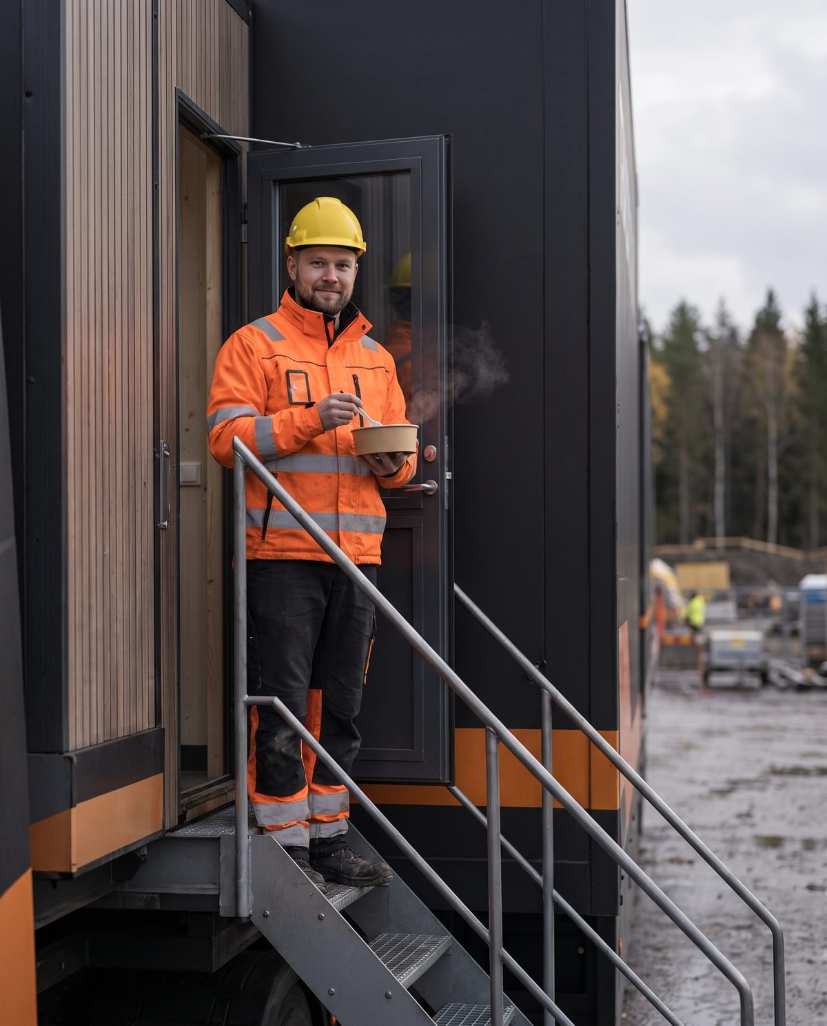 Työntekijä lounasannos kädessä rekan ovella
